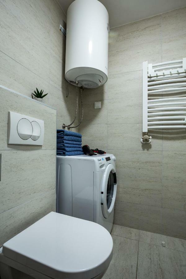 דירות נובי סאד Modern Naive Downtown With Free Private Garage-Fast Wi-Fi מראה חיצוני תמונה